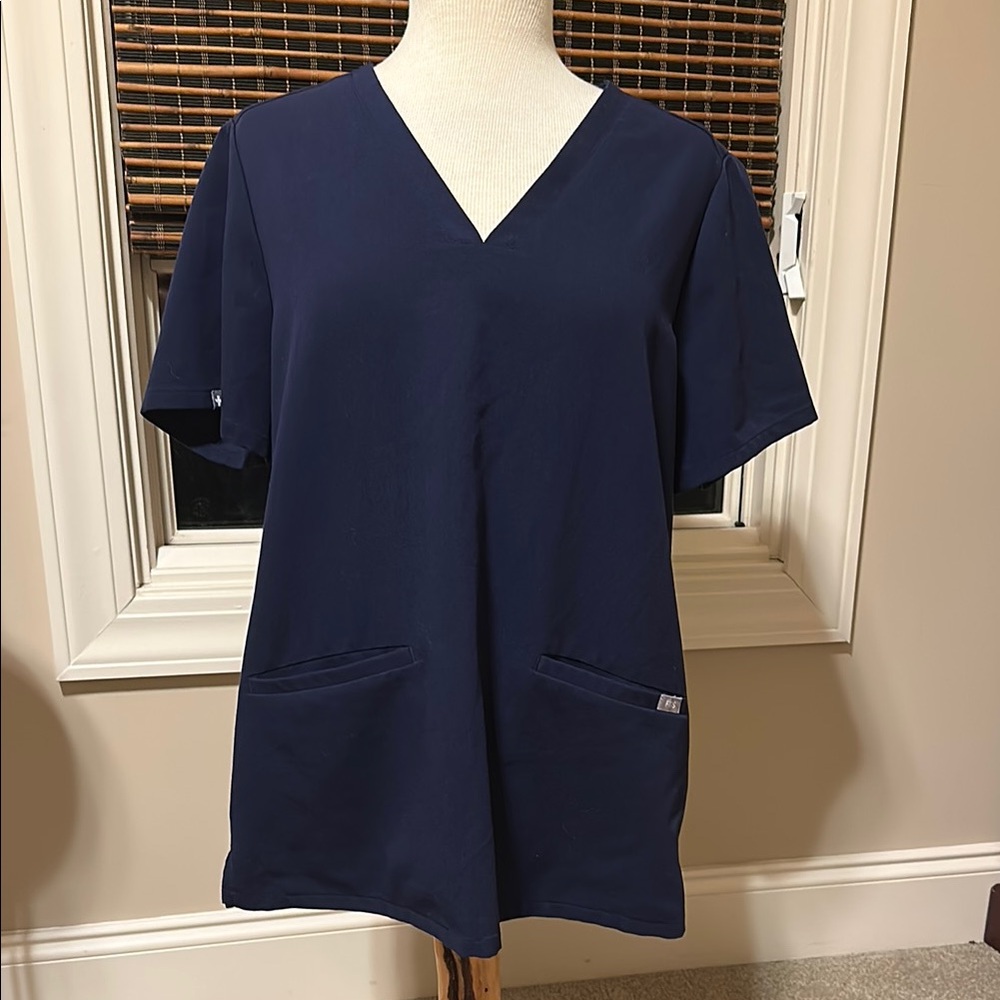 Figs Women’s Casma Three Pocket Scrub Top- size L